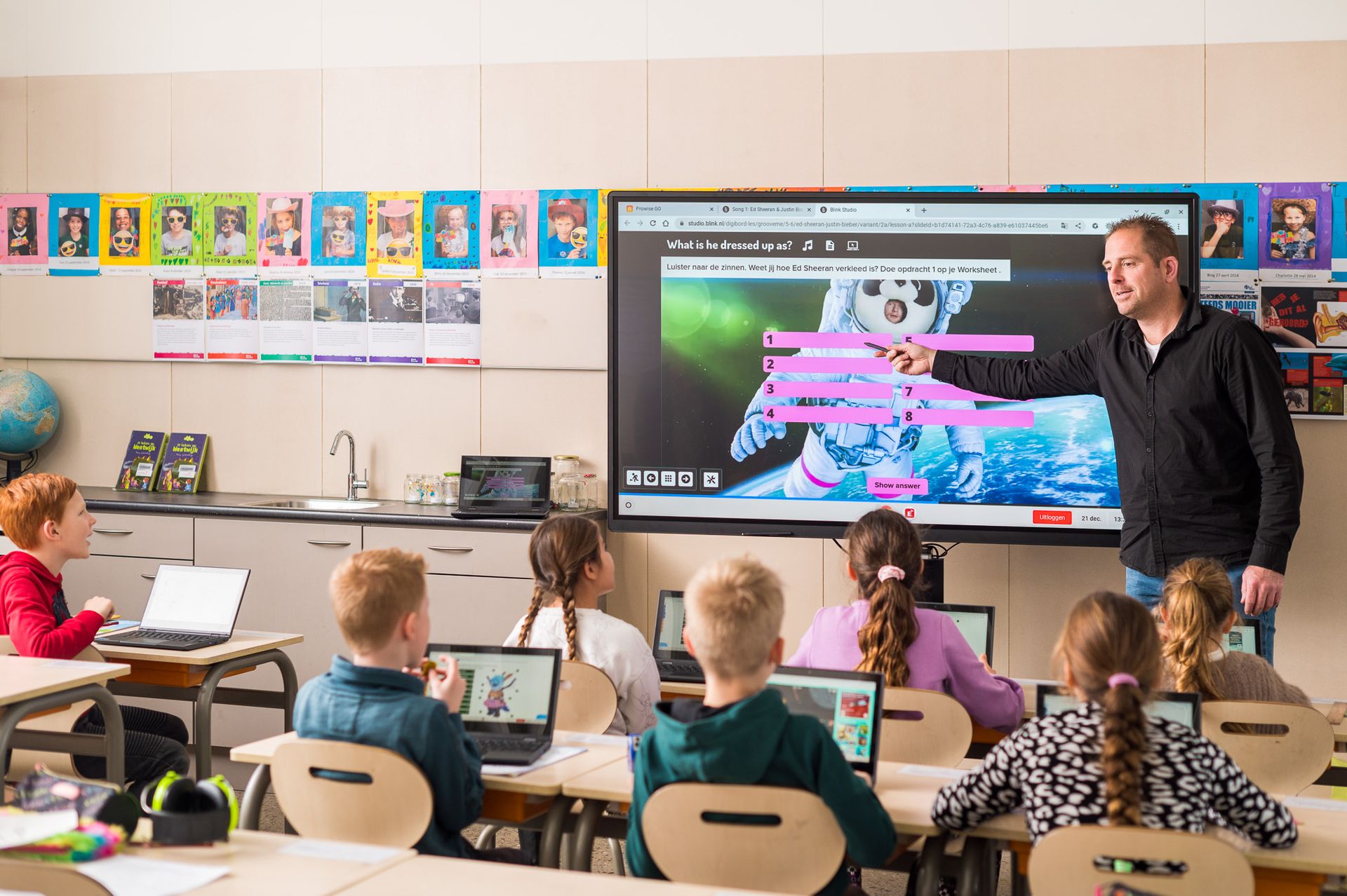 Interactief touchscreen in een moderne leeromgeving