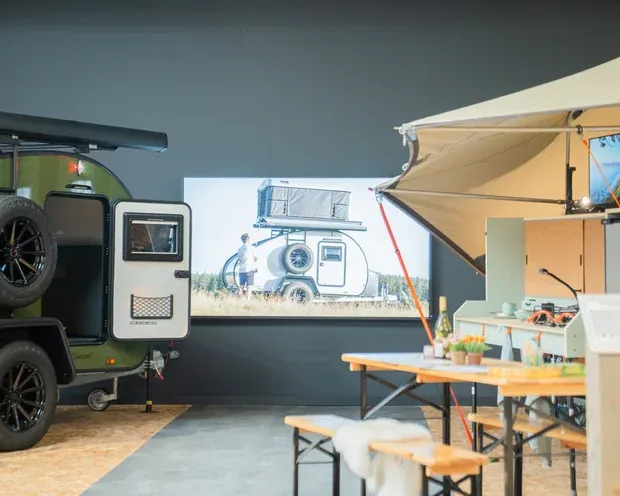 Digital signage scherm in een showroom met kampeeruitrusting / écran d’affichage dans un showroom de camping
