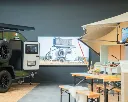 Digital signage scherm in een showroom met kampeeruitrusting / écran d’affichage dans un showroom de camping