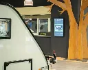 Verticaal informatiescherm aan een showroomwand / écran d’information vertical dans un showroom