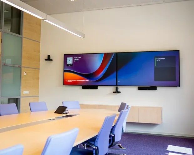 Twee Legamaster displays naast elkaar in een vergaderruimte / deux écrans côte à côte dans une salle de réunion