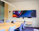 Twee Legamaster displays naast elkaar in een vergaderruimte / deux écrans côte à côte dans une salle de réunion