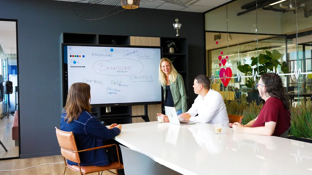 Samenwerken aan een interactief scherm in een vergaderruimte / travail collaboratif sur écran interactif en réunion