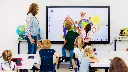 Leerlingen tekenen samen op een interactief scherm in de klas / élèves dessinant ensemble sur un écran interactif