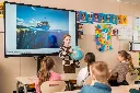 Leerling presenteert met een globe voor een CTOUCH scherm / élève présentant un globe devant un écran CTOUCH