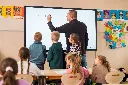 Leerkracht schrijft op een interactief CTOUCH scherm in de klas / enseignant écrivant sur un écran interactif en classe