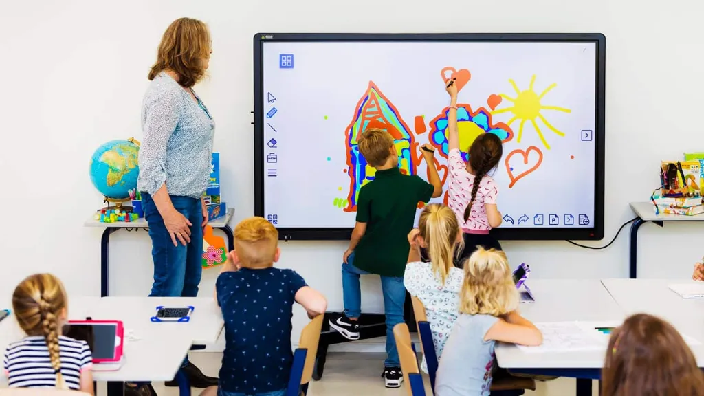 Leerlingen tekenen samen op een interactief scherm in de klas / élèves dessinant ensemble sur un écran interactif