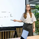 Presentatrice met pen voor een interactief whiteboard / présentatrice avec stylet devant un tableau interactif
