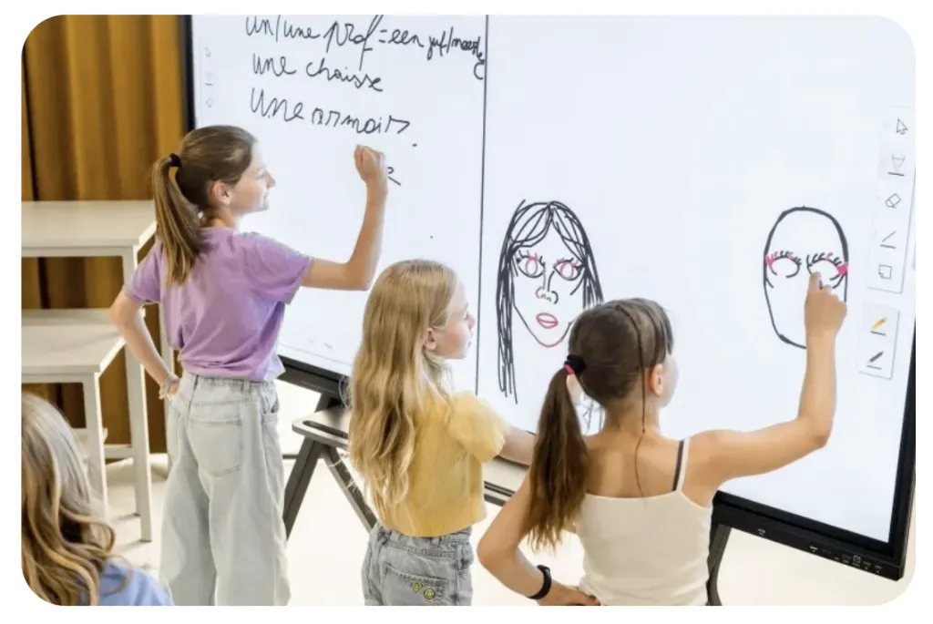 Leerlingen schrijven en tekenen op een interactief scherm / élèves écrivant et dessinant sur un écran interactif