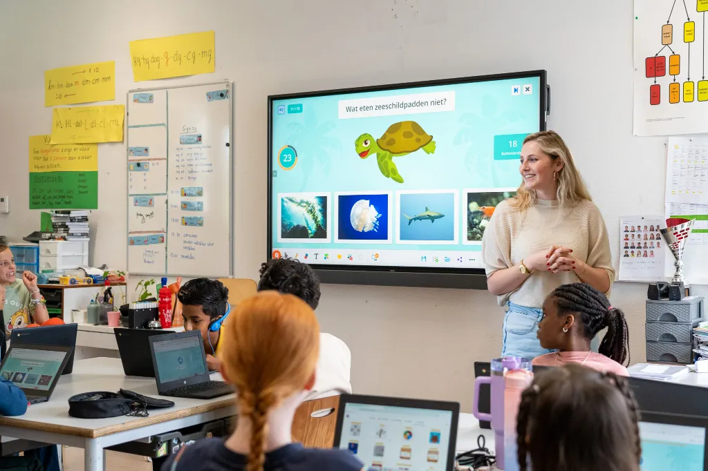 Les met digitaal lesmateriaal op interactief scherm / cours avec ressources pédagogiques sur écran interactif