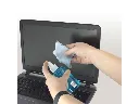 Laptopscherm reinigen met spray en doek / nettoyage d’un écran d’ordinateur avec spray et chiffon