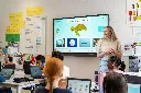 Les met digitaal lesmateriaal op interactief scherm / cours avec ressources pédagogiques sur écran interactif
